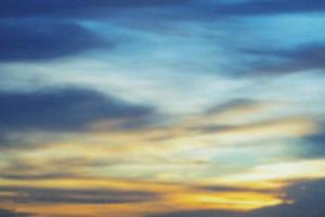 schöner himmelhintergrund mit der wolke, naturabstraktem konzept, sonnenuntergang des tages, himmelzusammenfassung, unschärfe und rauschkünsten. foto