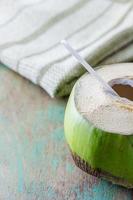 Kokoswasser trinken