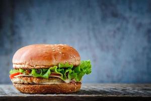 Burger auf dunklem Hintergrund foto