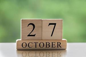 27. oktober kalenderdatumstext auf holzblöcken mit kopierraum für ideen oder text. kopierraum und kalenderkonzept foto