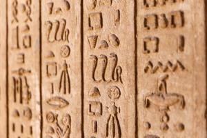 hieroglyphen im denderah-tempel, qena, ägypten foto