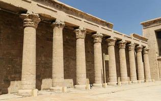 Vorderseite des Edfu-Tempels in Edfu, Ägypten foto