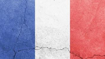 Frankreich-Flagge. frankreich-flagge auf rissiger zementwand foto