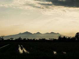 Sein Name ist Mount Muria in Zentraljava, Indonesien. Auf dem Foto aus der Ferne sieht das Foto wie ein Silhouettenvektor aus