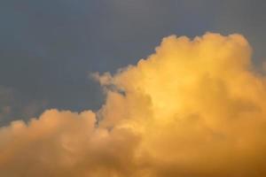 schönes Panorama von orangefarbenen und gelben Wolken bei Sonnenaufgang foto