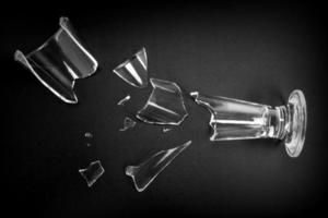 zerbrochenes Trinkglas auf schwarz. foto
