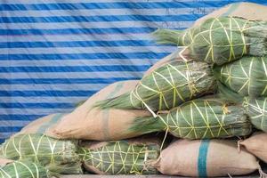 Grasblumen, die im Winter in der Natur in den Bergen wachsen, werden in Säcke verpackt und im Lagerhaus gestapelt, um sie für den Versand an die Ginsterproduktionsanlage vorzubereiten foto