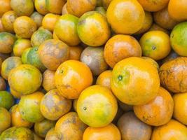 Haufen Mandarinen zum Verkauf auf dem Markt foto