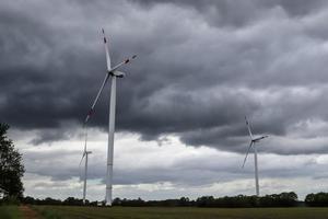 Panoramablick auf Windmühlen für alternative Energien in einem Windpark in Nordeuropa foto