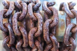 rostige kette um metallstangen im hafen von kiel. foto