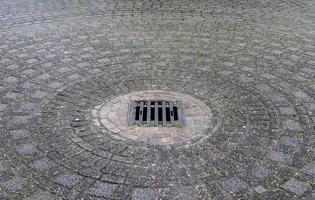 Detaillierte Nahaufnahme auf alten historischen Kopfsteinpflasterstraßen und Gehwegen foto