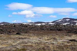 die vulkanische landschaft rund um den vulkan leirhnjukur in island - schwefel, felsen und einöde. foto