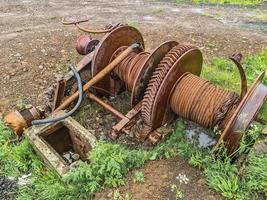 ein Traktor, der vor langer Zeit aufgegeben wurde und völlig mit Rost überzogen ist foto