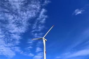 Panoramablick auf Windmühlen für alternative Energien in einem Windpark in Nordeuropa foto