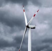 Panoramablick auf Windmühlen für alternative Energien in einem Windpark in Nordeuropa foto