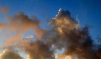 schönes Panorama von orangefarbenen und gelben Wolken bei Sonnenaufgang foto