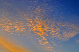 schönes Panorama von orangefarbenen und gelben Wolken bei Sonnenaufgang foto