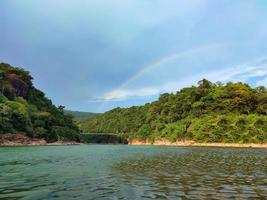 landschaft mit blick auf den regenbogen. fluss in bangladesch. foto