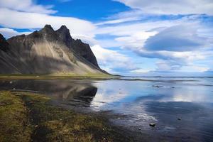 spektakuläre aussicht auf den berg vestrahorn in island. foto