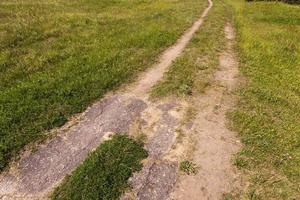 eine schmale Straße für Fußgänger und Fahrzeuge foto