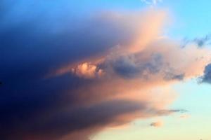 schönes Panorama von orangefarbenen und gelben Wolken bei Sonnenaufgang foto