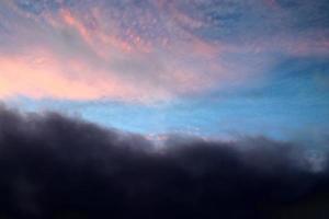 schönes Panorama von orangefarbenen und gelben Wolken bei Sonnenaufgang foto