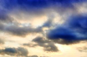 schönes Panorama von orangefarbenen und gelben Wolken bei Sonnenaufgang foto