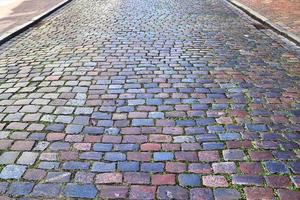 Detaillierte Nahaufnahme auf alten historischen Kopfsteinpflasterstraßen und Gehwegen foto