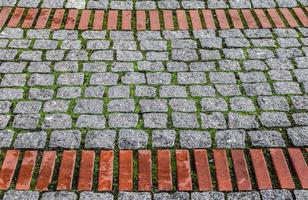 Detaillierte Nahaufnahme auf alten historischen Kopfsteinpflasterstraßen und Gehwegen foto