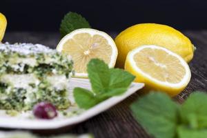 Grüner Kuchen mit Sahne und Limette foto