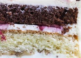 Stück Kuchen aus Vanille und Schokolade foto