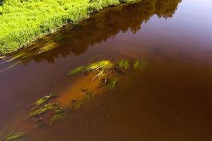 Wasser im Fluss im Herbst foto