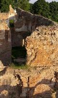 Ruinen einer alten Burg aus roten Lehmziegeln foto