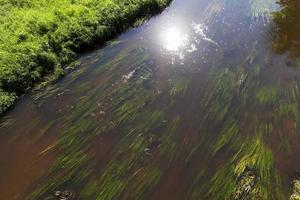 Wasser im Fluss im Herbst foto