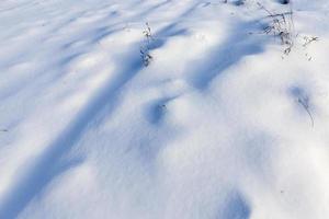 Schneeverwehungen nach Schneefall im Winter foto