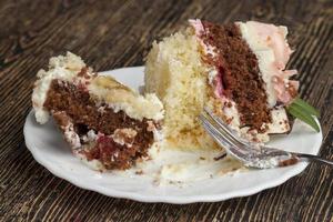 leckerer Kuchen aus gemischten Kuchen und Erdbeer- und Bananenfüllungen foto