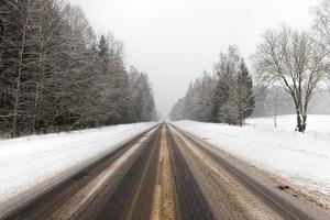 Winter asphaltierte Straße foto