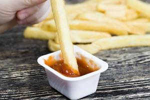 knusprige Pommes Frites und Ketchup foto