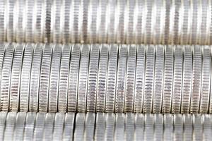 viele runde Metallmünzen in Silberfarbe foto