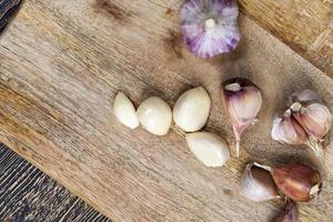 Nelken und Köpfe von reifem Knoblauch foto