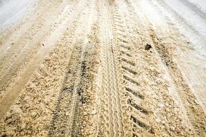 Schmutziger Schnee auf der Straße foto