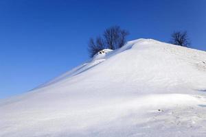 schneebedeckter Hügel foto