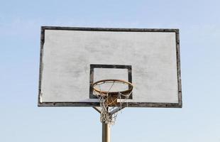 Basketballkorb auf der Straße foto