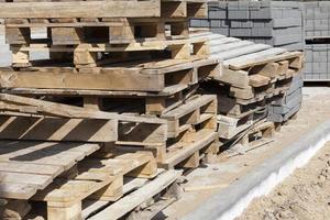 verpackt und auf Holzpaletten gelegt Neubauplatten foto