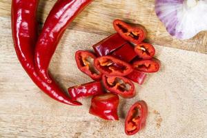 scharfe rote Paprika und anderes Gemüse foto