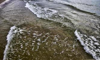 Wasseroberfläche auf dem Meer foto