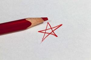 Stern mit rotem Bleistift gezeichnet foto