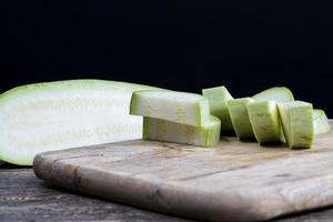 in Teile geschnittene reife köstliche Zucchini, foto