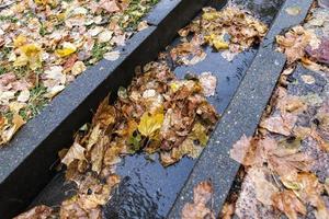 ein Regenwasserabfluss für ein Wasser foto