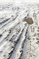 Feld mit Schnee, die Strecke foto